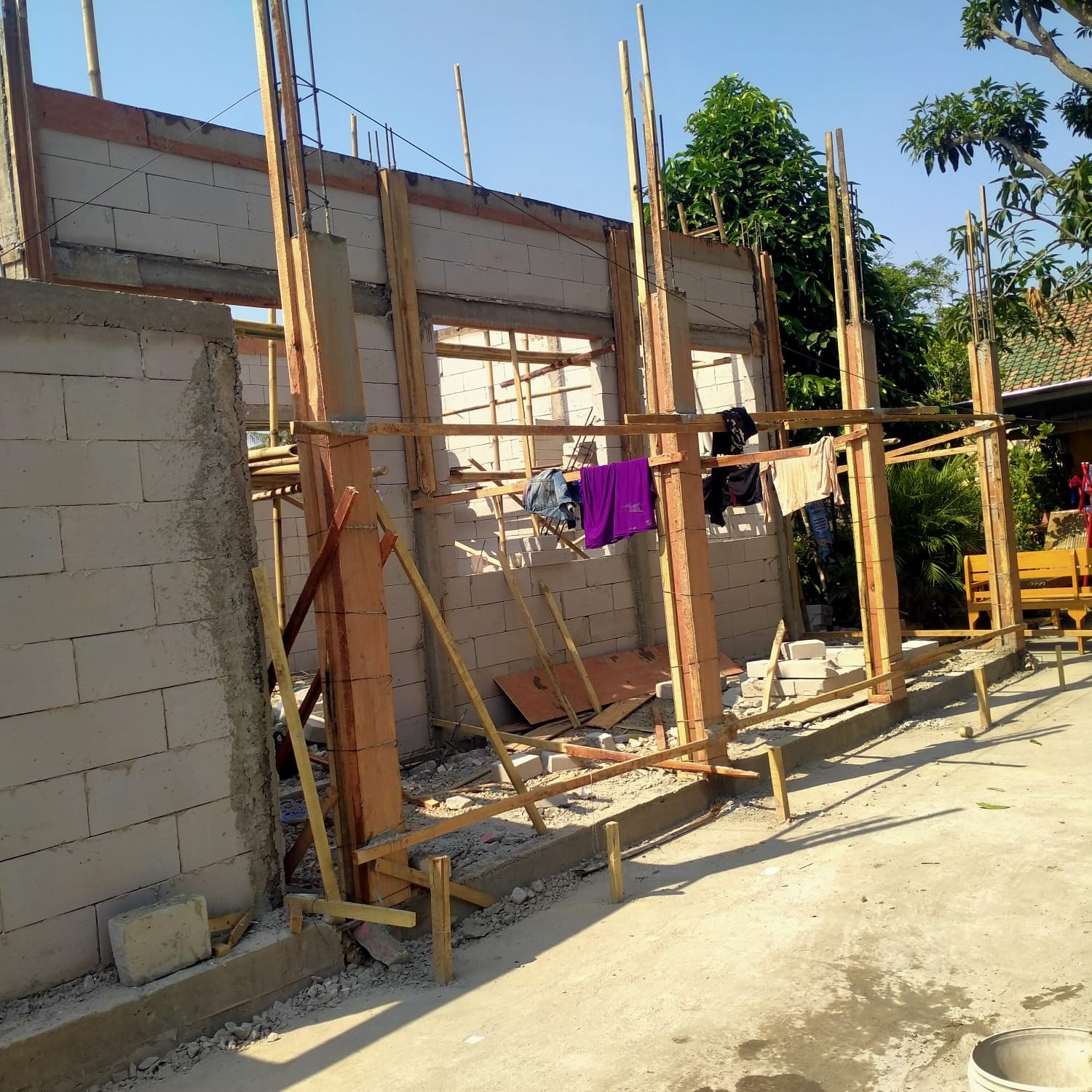 Pembangunan Gedung PAUD AZMI di duga tidak sesuai RAB.