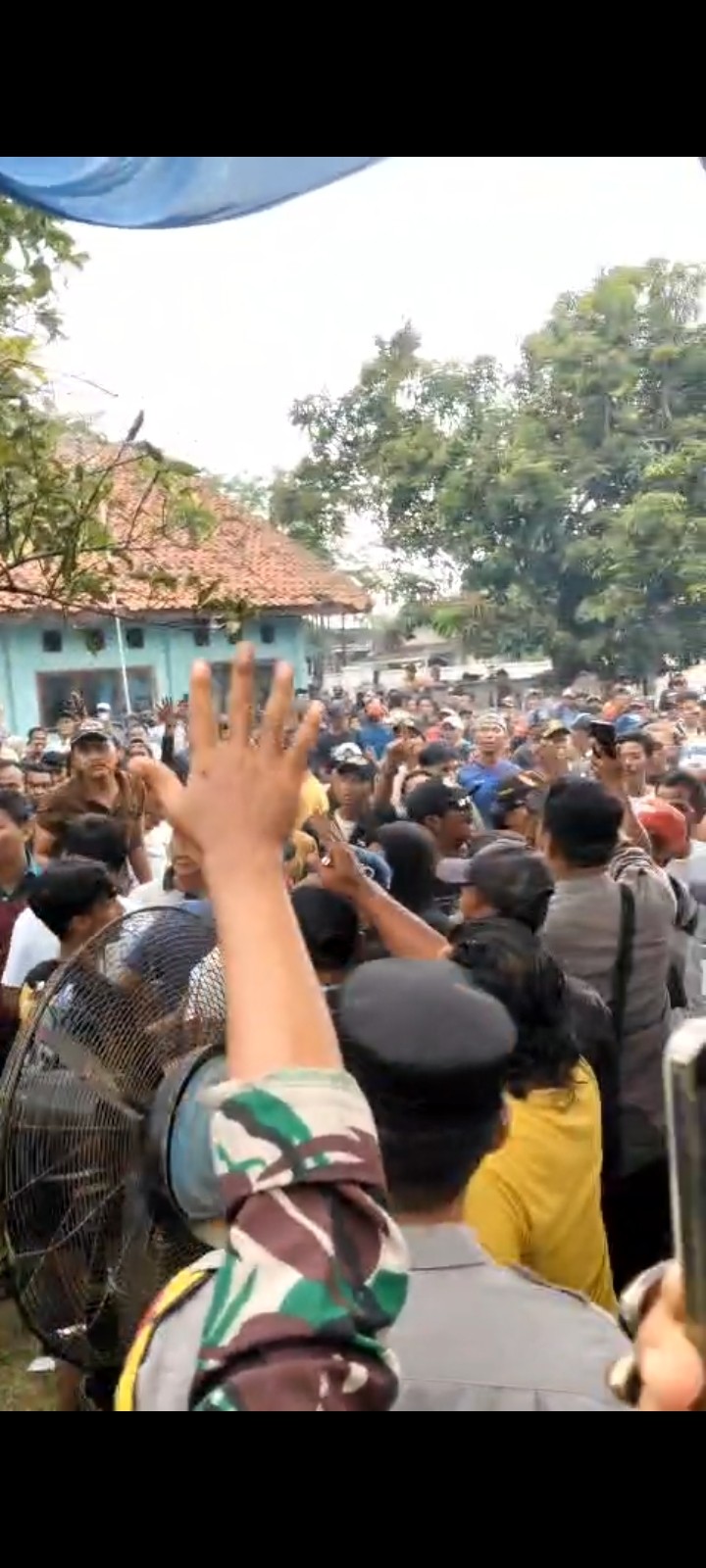 Ricuh, Bupati Karawang Tangguhkan Penetapan Pemenang Pilkades Digital Tanjungmekar